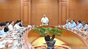 越共中央总书记苏林与政府党委常务委员会召开工作会议。