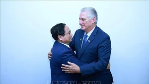 越南政府总理范明正（左）会见古巴国家主席米格尔·迪亚斯-卡内尔。