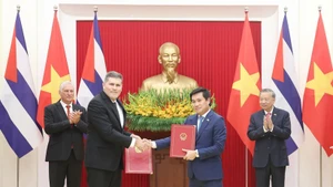苏林总书记与米格尔·迪亚斯—卡内尔·贝穆德斯主席共同见证《越南—古巴经济与科技合作政府间委员会第42次会议纪要》的交换。（图片来源：越通社）