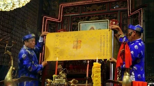 庙会上再现的一些传统仪式。（图片来源：越通社）