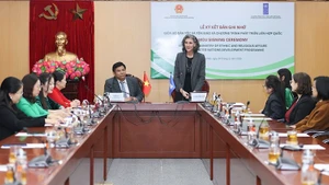 联合国开发计划署驻越代表拉姆拉·哈立迪在会议上发表讲话。