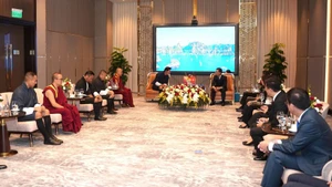广宁省领导人礼节性拜会了不丹国王吉格梅·凯萨尔·纳姆耶尔·旺楚克一行。（图片来源：baoquangninh.vn）