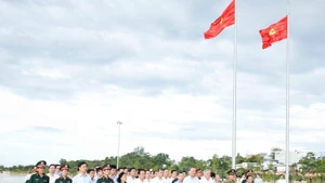 越共中央总书记苏林率中央工作代表团前往胡志明主席雕像。