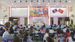 阮攸老越双语学校2024-2025学年结业典礼。（图片来源：越通社）