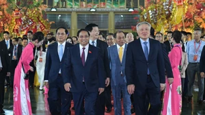 政府总理范明正和各位代表出席2025年首届秋季博览会开幕式。