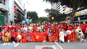 众多旅居马来西亚越南人参加在吉隆坡举行的活动。（图片来源：越通社）