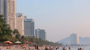 芽庄海滩碧海蓝天，绵延不绝，是众多俄罗斯游客前来休闲娱乐的热门目的地。（图片来源：越通社）