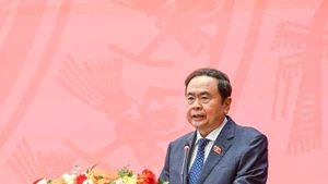 越共中央政治局委员、国会主席陈青敏出席论坛并指导讲话。