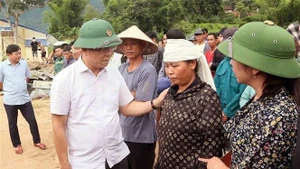 越南政府副总理黎成龙亲切慰问长初乡灾民。（图片来源：越通社）