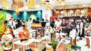 胡志明市企业在胡志明市贸易与投资促进中心的展览上展示产品。