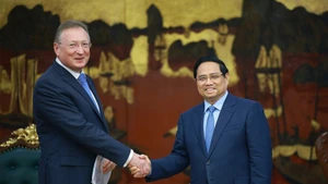 越南政府总理范明正会见俄罗斯扎鲁别日石油公司总经理库德里亚绍夫·谢尔盖。（图片来源：越通社）