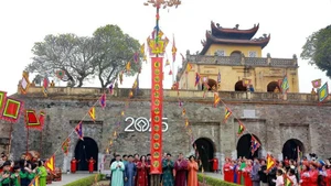 升龙皇城竖幡竿仪式。（图片来源：越通社）