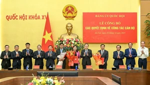 国会主席陈青敏和各位国会副主席同出席仪式的代表合影。
