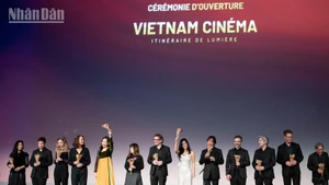 在“越南电影——光之旅程”电影周期间进行表演的艺术家们。