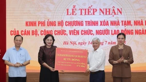 越南国家银行行长阮氏红向越南祖国阵线中央委员会递交银行职工捐赠的款项。（图片来源：越通社）