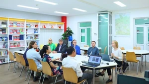 爱沙尼亚塔尔图大学工作代表团与越南顺化大学代表团会面，旨在促进教育合作。