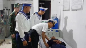 医生们对患者表示亲切问候。（图片来源：越通社）