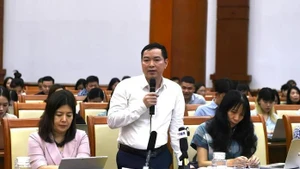 越南财政部财政预算司代表发言。（图片来源：越通社）