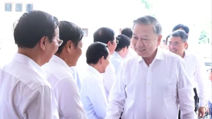 越共中央总书记苏林与芹苴市委常委会、朔庄省委常委会和后江省委常委会举行工作会谈。（图片来源：越通社）