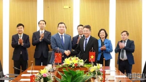 双方见证了越南航运总公司与广西北部湾港集团的合作协议的签署。