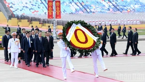 中国全国人大常委会委员长赵乐际前往胡志明主席敬献花圈。