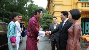 越南国家主席梁强与夫人在主席府欢迎不丹国王吉格梅·凯萨尔·纳姆耶尔·旺楚克与王后对越南进行国事访问。（图片来源：越通社）