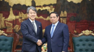 越南政府总理范明正（右）与日本国际协力银行董事长前田匡史。（图片来源：政府门户网）