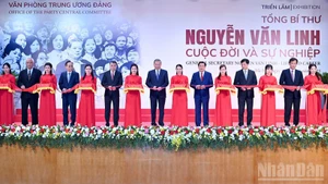 越共中央总书记苏林出席展览并为开幕式剪彩。（图：登科 摄）