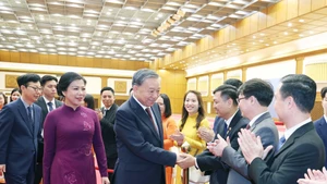 越共中央总书记苏林和夫人的送行仪式在韩国首尔城南军用机场举行。