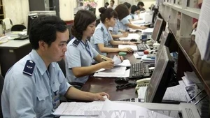 海防海关分局工作人员办理电子通关手续。（图片来源：越通社）