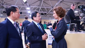 越南政府总理范明正和联合国教科文组织总干事奥黛丽•阿祖莱。（图片来源：越通社）