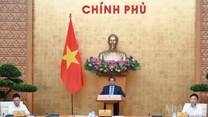 政府总理范明正主持召开政府会议，评估两级地方政权运行成效。