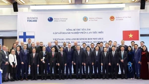 2025年10月21日，越共中央总书记苏林在赫尔辛基会见了部分芬兰大型企业代表。（图片来源：越通社）