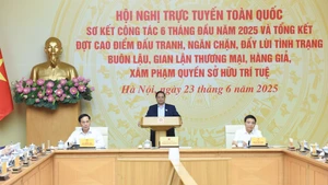 越南政府总理范明正主持召开全国打击走私、假冒伪劣商品生产和销售工作视频会议。
