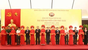 各位代表出席越共河内市第十八次代表大会新闻中心揭牌启用仪式。