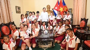武氏胜小学的教师和学生前往越南驻古巴大使馆参观，了解越南文化和历史以及越古之间的特殊团结友好关系。（图片来源：越通社）
