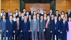苏林总书记与出席第七次越南学国际研讨会代表合影。
