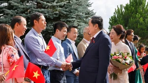 越南国会主席陈青敏和夫人及越南高级代表团在瑞士日内瓦会见了越南常驻联合国和各国际组织代表团工作人员、驻瑞士大使馆干部以及旅瑞越南人社群代表。