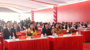 越南政府副总理范氏清茶与各位代表出席桂武 II 工业园区项目（二期）开工仪式。