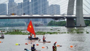 桨板运动受到越来越多年轻人的喜爱。（图片来源：信息与民族报）