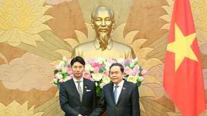 越南国会主席陈青敏（右）与日本自由民主党青年局局长中曾根康隆。