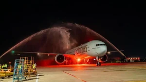 阿联酋航空首趟飞往岘港的航班以喷水仪式迎接。（图片来源：太阳集团供图）
