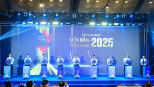 越共中央政治局委员、中央书记处书记、中央宣教与民运部部长阮重义与各位代表一同按钮开幕2025年越南全国报刊展。
