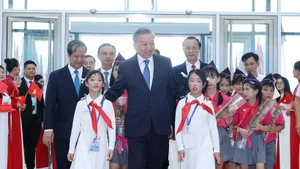 苏林总书记、党和国家领导和前任领导出席教育与培训部成立80周年纪念活动和2025-2026新学年开学典礼。
