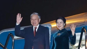 越共中央总书记苏林和夫人圆满结束对老挝进行的国事访问之行。（图片来源：越通社）