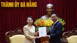 岘港市委书记黎玉光会见中国驻岘港总领事董碧幽。