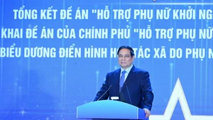 范明正总理在会上发表讲话。