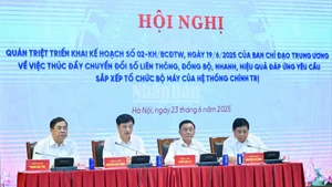 越南党和国家领导人出席会议。