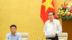 越南国会主席陈青敏主持召开宪法修宪委员会第三次会议。