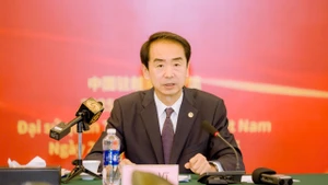 中国驻越南大使何炜在记者见面会上发表讲话。（图：秋兰摄）